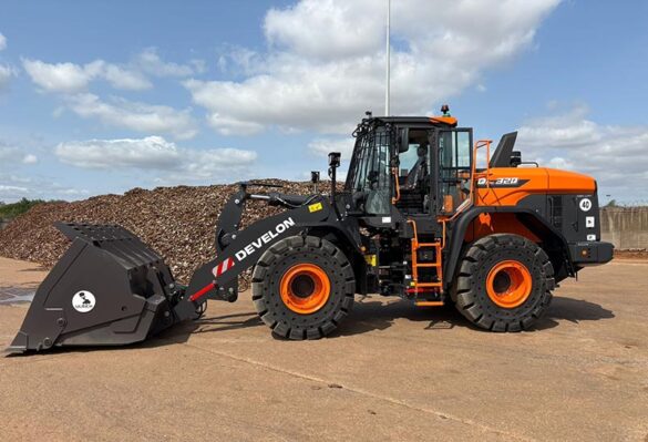 Wheel loader with tipping bucket